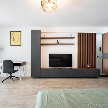 Beautiful With Balcony And Parking! *