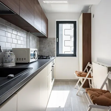 Beautiful With Balcony And Parking! *
